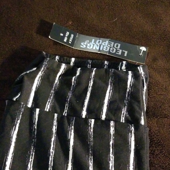 Leggings Depot black/white stripe leggings Sz S - Picture 4 of 5
